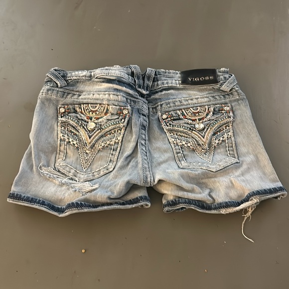 Vigoss distressed shorts. Cute sun pattern on back. Size 3/4. - Picture 2 of 3